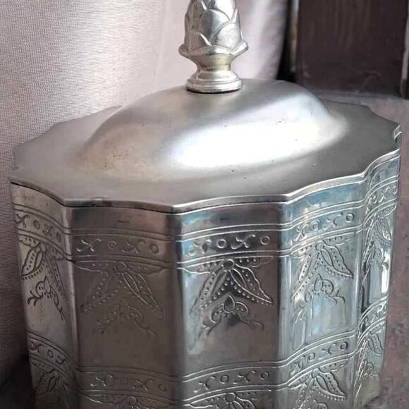 Godinger Silver Plated Etched Scalloped Pineapple Finial Lidded Trinket Box - Picture 3 of 11